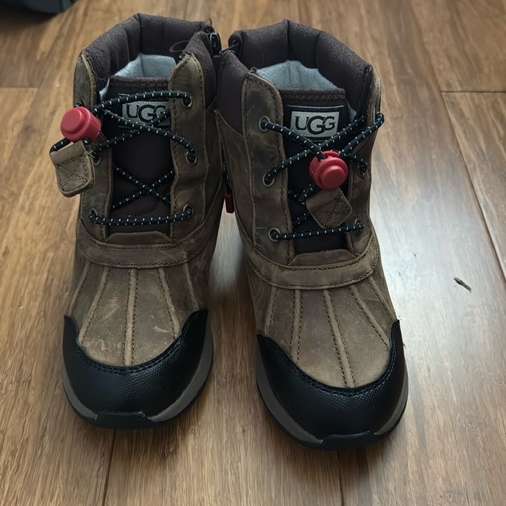 ❌SOLD UGG Turlock leather weather waterproof size 2